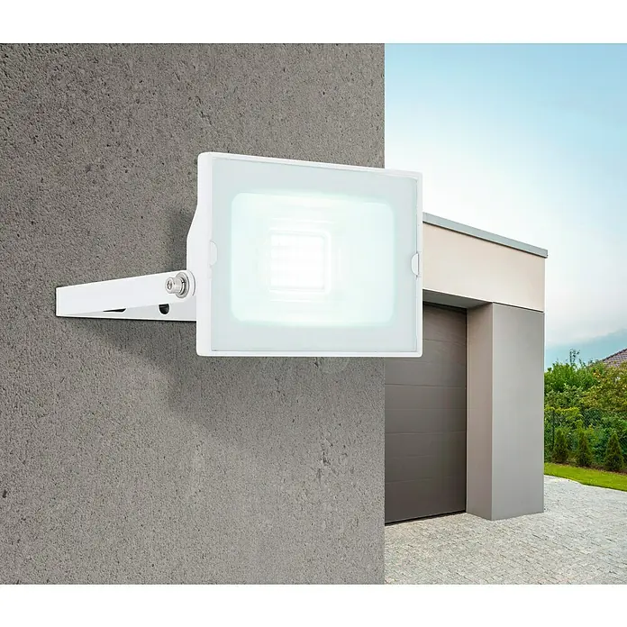 Globo LED-Strahler Helga - 20 W, Weiß, Kaltweiß - Eine helle, weiße LED-Außenleuchte ist an einer grauen Wand montiert und beleuchtet den Bereich vor einer modernen Garage.