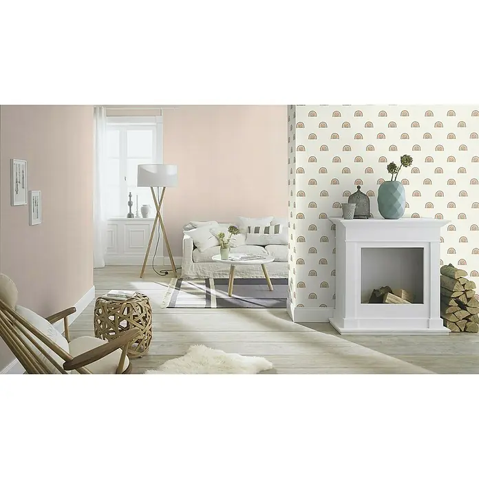 Rasch Bambino XIX Vliestapete - Beigerosa, Uni, 10,05 x 0,53 m - Ein gemütliches Wohnzimmer mit pastellfarbenen Wänden, einem Sofa und einem Kamin, der eine entspannende Atmosphäre schafft.