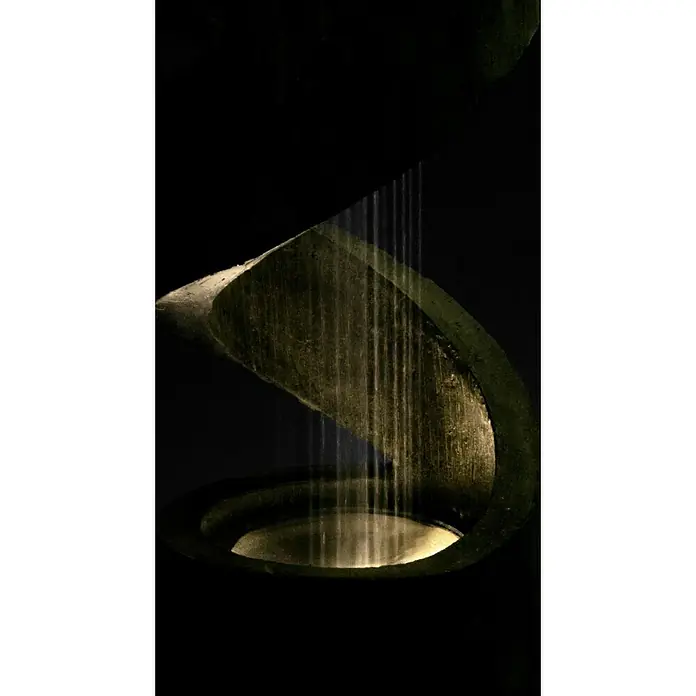 Dobar Gartenbrunnen - 31,5 x 31,5 x 79,5 cm, Kunststoff, Grau - Faszinierende Nahaufnahme eines modernen Brunnens mit sanft fließendem Wasser, beleuchtet in dunkler Umgebung.