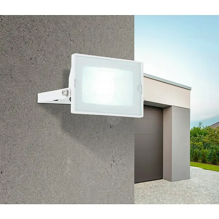 Globo LED-Strahler Helga - 10 W, Weiß, Kaltweiß - Weiße LED-Leuchte an grauer Wand. Optimale Ausleuchtung für Außenbereiche mit moderner LED-Technik für Hof und Garten.