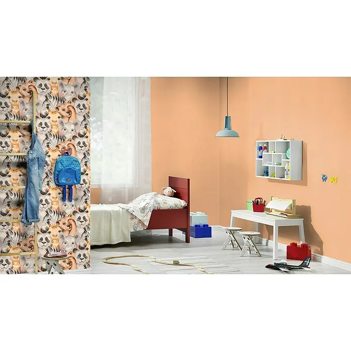 Rasch Bambino XIX Vliestapete Tiere - Hellbraun, Tieroptik, 10,05 x 0,53 m - Ein Kinderzimmer mit einem roten Bett, einem weißen Tisch und einem Regal. Die Wand ist orange und mit einem Tiermuster versehen.