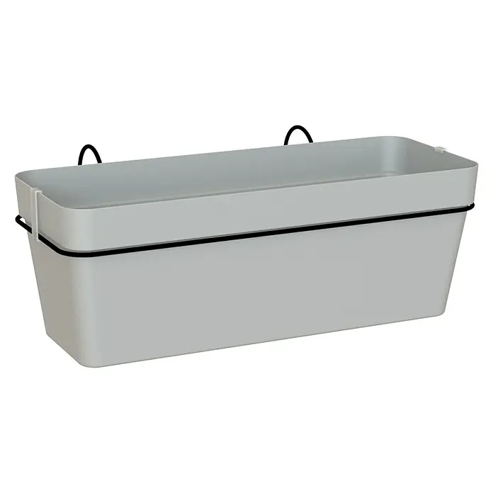 Artevasi Capri Geländerkasten - Außenmaß (L x B x H): 50,2 x 28,5 x 20 cm, Kunststoff, Hellgrau - Nahaufnahme eines rechteckigen, grauen Balkonkastens mit schwarzen Aufhängern, ideal für die Gestaltung von Balkonen und Terrassen.
