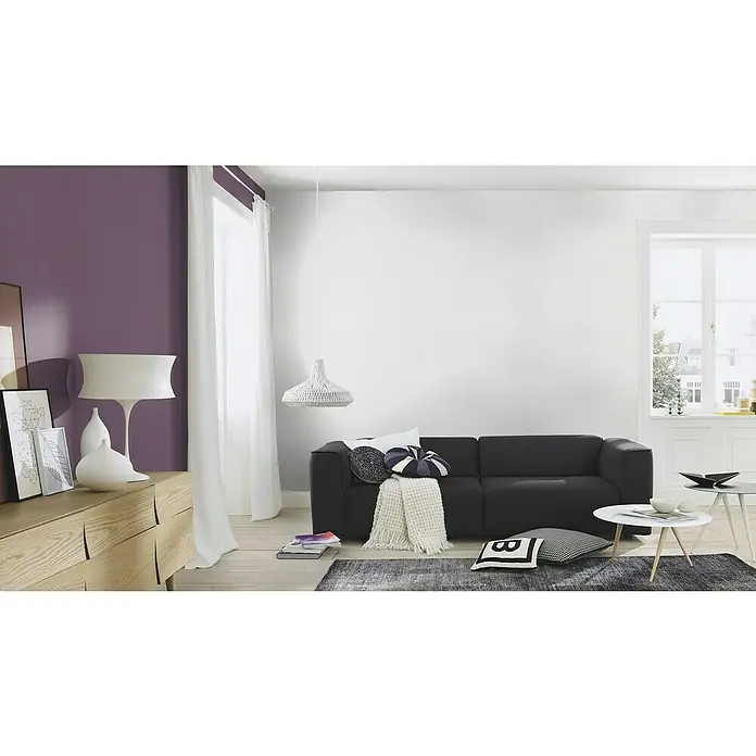 Rasch Wallton Vliestapete Grafisches Linien-Allover - Weiß, Uni, 25 x 1,06 m, Feine Struktur, Glänzend - Wohnzimmer mit stilvollem, schwarzem Sofa, das Komfort und moderne Eleganz vereint. Ideal für gemütliche Stunden im modernen Ambiente.