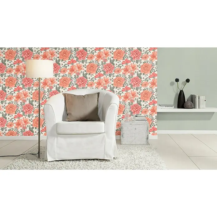 Rasch Bambino XIX Vliestapete - Salbei, Uni, 10,05 x 0,53 m - Einladender Raum mit einem stilvollen Sessel mit Kissen vor einer blumigen Tapete und einer eleganten Stehlampe, die für Ambiente sorgt.
