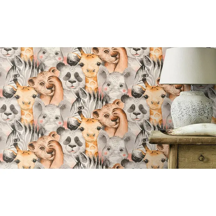 Rasch Bambino XIX Vliestapete Tiere - Hellbraun, Tieroptik, 10,05 x 0,53 m - Ein lebendiges Hintergrundbild mit einem niedlichen Tiermuster, das Pandas, Elefanten, Zebras, Giraffen und Löwen zeigt, die eine verspielte Atmosphäre schaffen.