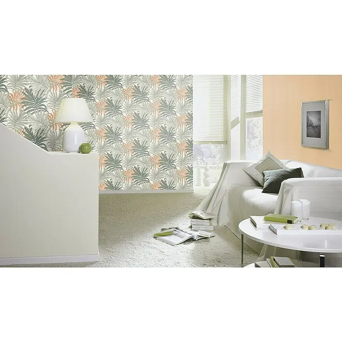Rasch Bambino XIX Vliestapete - Goldbraun, Uni, 10,05 x 0,53 m - Einladendes Wohnzimmer mit tropischer Palmenmuster-Tapete, die eine entspannte Atmosphäre schafft. Die Dekoration ist hell und einladend.