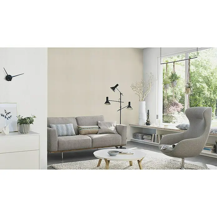 Rasch Wallton Vliestapete Gewebeoptik - Weiß, Uni, 10,05 x 0,53 m, Feine Struktur, Matt - Das Bild zeigt eine moderne Inneneinrichtung mit einem grauen Sofa, einem Sessel und einem weißen Couchtisch, die ein gemütliches Ambiente schaffen.