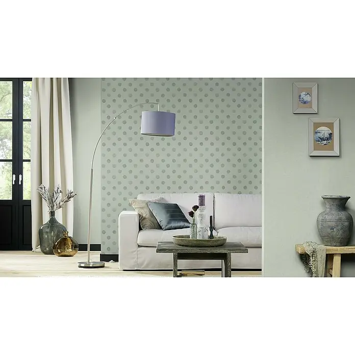 Rasch Bambino XIX Vliestapete - Salbei, Uni, 10,05 x 0,53 m - Einrichtungsidee: Gemütliches Wohnzimmer mit bequemer Couch, Stehlampe und dekorativen Elementen für entspannte Stunden.