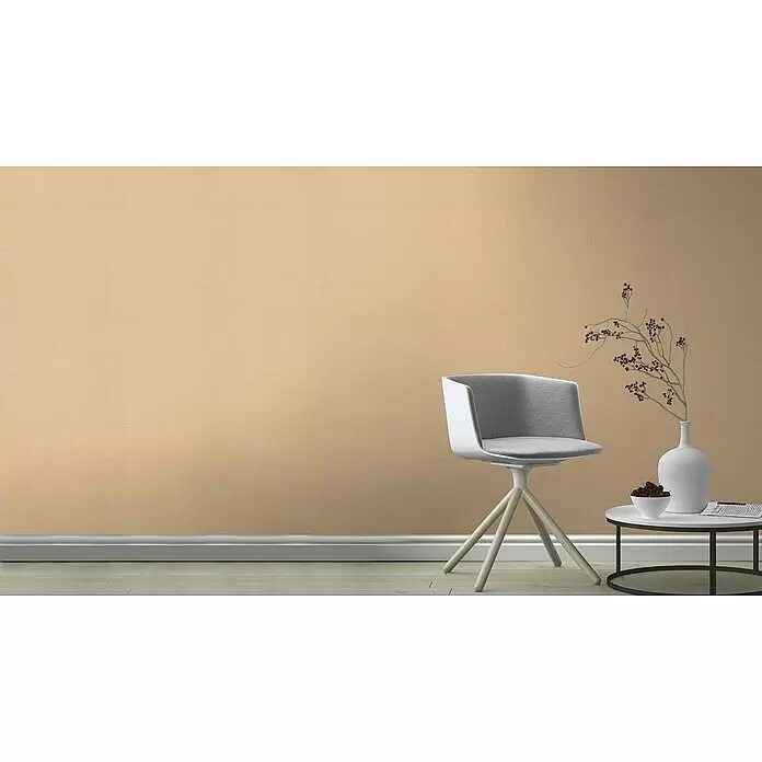Rasch Bambino XIX Vliestapete - Goldbraun, Uni, 10,05 x 0,53 m - Beige Wand mit dezenter Textiltextur, die einen warmen und eleganten Hintergrund für ein minimalistisches Interieur schafft.
