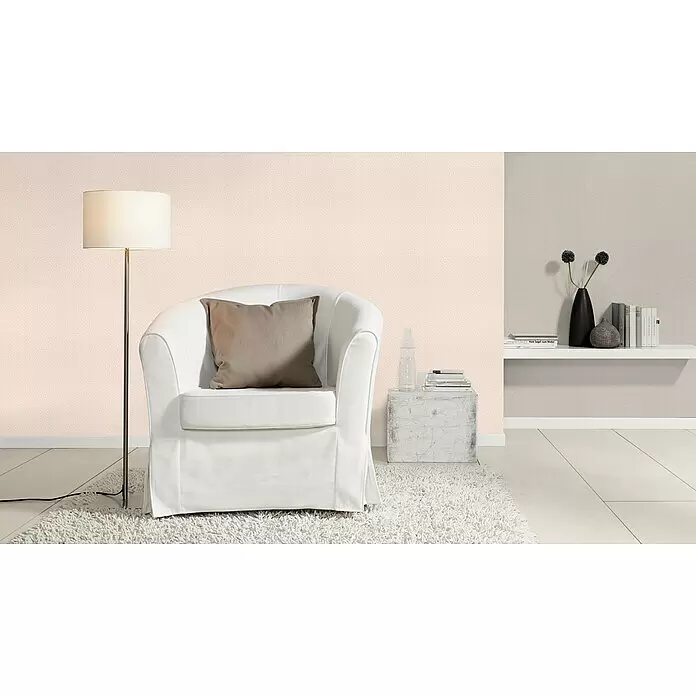 Rasch Bambino XIX Vliestapete - Hellgrau, Uni, 10,05 x 0,53 m - Ein heller und gemütlicher Wohnbereich mit weißem Sessel, Stehlampe, Beistelltisch und Regal.