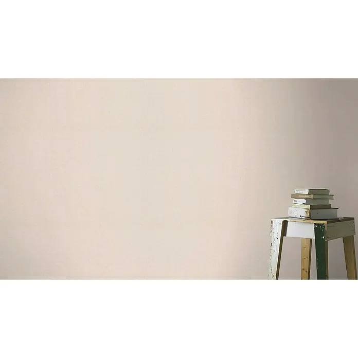 Rasch Bambino XIX Vliestapete - Beigerosa, Uni, 10,05 x 0,53 m - Stapel Bücher auf einem alten, weißen Hocker vor einer schlichten, rosa Wand. Bücher und Hocker sind im Fokus.
