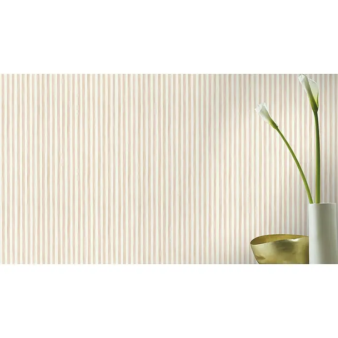 Rasch Bambino XIX Vliestapete - Hellbraun, Streifen, 10,05 x 0,53 m - Ein elegantes Interieur mit einer gestreiften Tapete in sanften Farbtönen, ergänzt durch eine goldene Schale und weiße Blumen in einer schlanken Vase.