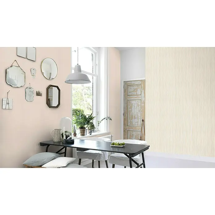 Rasch Bambino XIX Vliestapete - Hellbraun, Streifen, 10,05 x 0,53 m - Elegantes Interieur mit einer Auswahl an Spiegeln an der Wand, einem Tisch mit Dekoration und einer stilvollen Tür mit abgenutztem Finish.