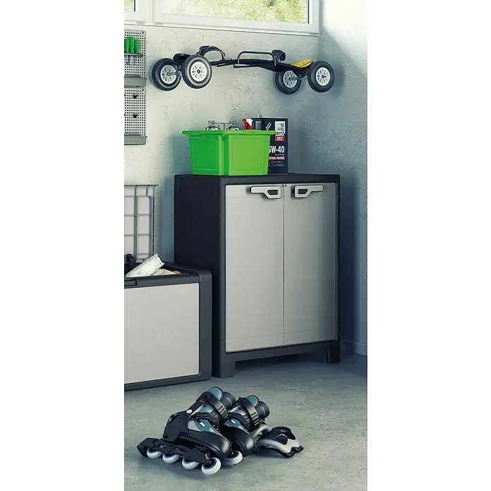 Regalux Space Line Kunststoff-Mehrzweckschrank - L x B x H: 44 x 80 x 100 cm, Anzahl Türen: 2 Stk., Grau/Schwarz - Nahaufnahme eines Kunststoffschranks in einem Garagenraum, der eine praktische Aufbewahrungslösung bietet.