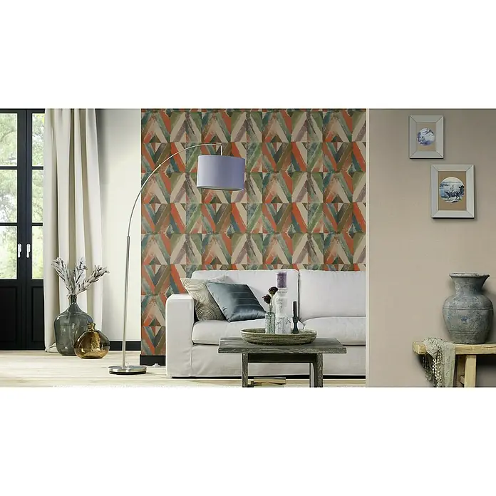 Rasch Salsa Vliestapete - Braun, Uni, 10,05 x 0,53 m - Wohnzimmer mit weißem Sofa, Bogenlampe und Dekorationsgegenständen. Wandkunst und farbenfrohe Tapete schaffen eine gemütliche Atmosphäre.
