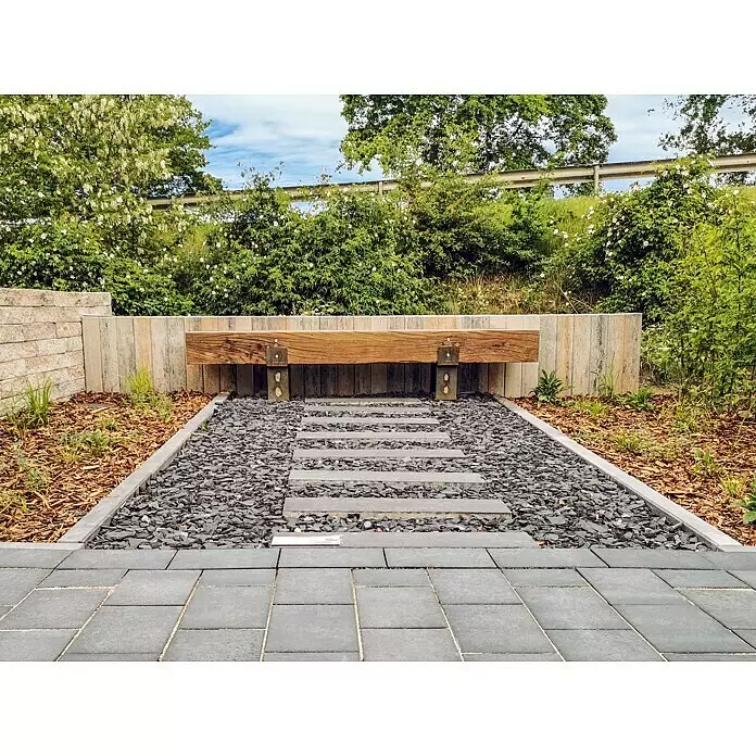 Diephaus Palisade / Mauerstein Laredo Meso - 40 x 12,5 x 12,5 cm, Muschelkalk, Beton - Moderner Gartenweg mit grauen Trittplatten und dunklem Kies, der zu einer stabilen Holzbank in einer Gartenmauer führt.