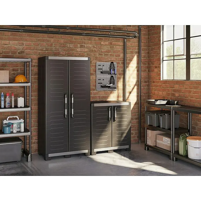 Keter Kunststoff-Mehrzweckschrank Premium XL - L x B x H: 54 x 89 x 99 cm - Garage mit schwarzen Regalen und Schränken.