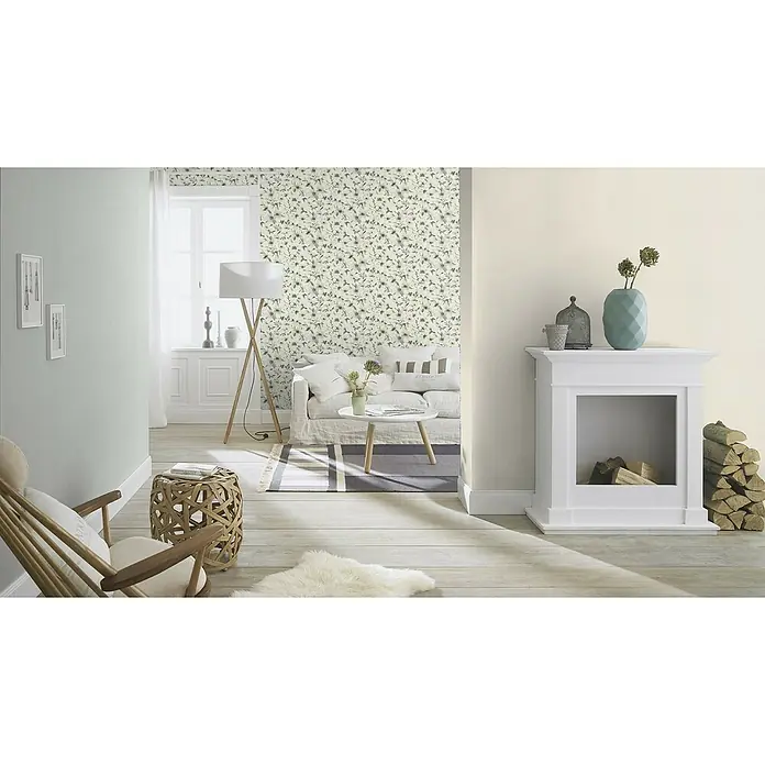 Rasch Salsa Vliestapete Textilstruktur - Mint, Uni, 10,05 x 0,53 m - Helles Wohnzimmer mit modernem Kamin und skandinavischem Dekor. Der Kamin ist ein Blickfang in diesem stilvollen Raum mit Holzboden und floraler Tapete.