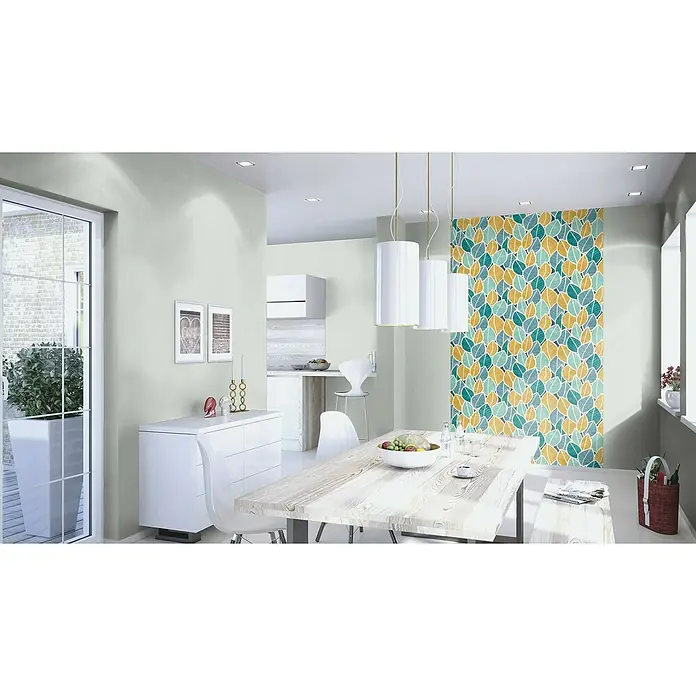 Rasch Salsa Vliestapete Textilstruktur - Mint, Uni, 10,05 x 0,53 m - Helles Esszimmer mit weißen Möbeln, einem Holztisch und einer auffälligen Blättertapete, die eine moderne und stilvolle Atmosphäre schafft.
