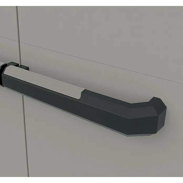 Keter Kunststoff-Mehrzweckschrank Planet - L x B x H: 39 x 68 x 173 cm - Nahaufnahme einer Tür mit einem schwarzen Panikstangengriff und silbernem Akzent. Fokus auf das Hardware-Design.