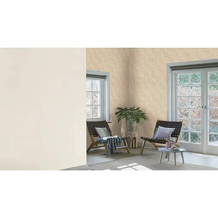 Rasch Salsa Vliestapete - Beige, Uni, 10,05 x 0,53 m - Einladender Raum mit gemusterter Tapete in Beige- und Brauntönen, der eine warme Atmosphäre schafft. Zwei Stühle laden zum Verweilen ein.