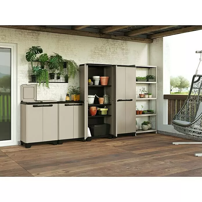Keter Kunststoff-Mehrzweckschrank Planet - L x B x H: 39 x 68 x 173 cm - Taupefarbene Kunststoff-Gartenschränke und Regale für den Außenbereich auf einer Terrasse, mit Pflanzen und Töpfen.