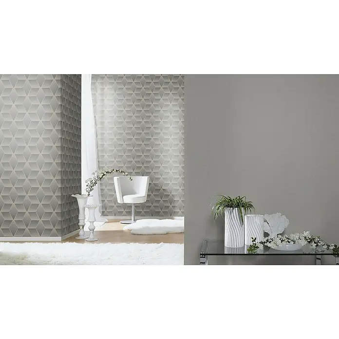 Rasch Salsa Vliestapete Textilstruktur - Dunkelgrau, Uni, 10,05 x 0,53 m - Elegantes Interieur mit geometrischer Tapete in Grau und stilvollen Dekorationsgegenständen, die dem Raum eine moderne Note verleihen.