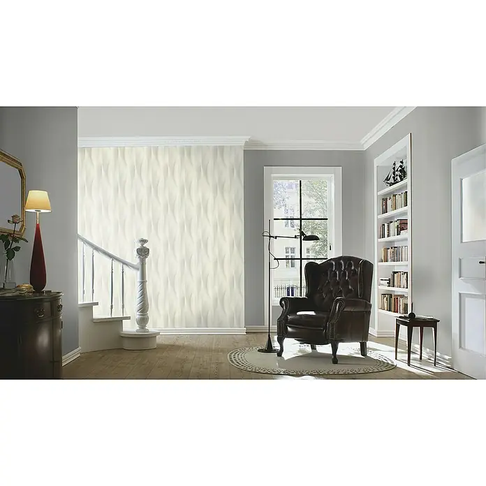 Rasch Selection Vliestapete - Grau, Uni, 10,05 x 0,53 m - Elegantes Interieur mit einer strukturierten Wandpaneele, einem Ledersessel und einem Bücherregal, das eine Atmosphäre von Komfort und Stil erzeugt.