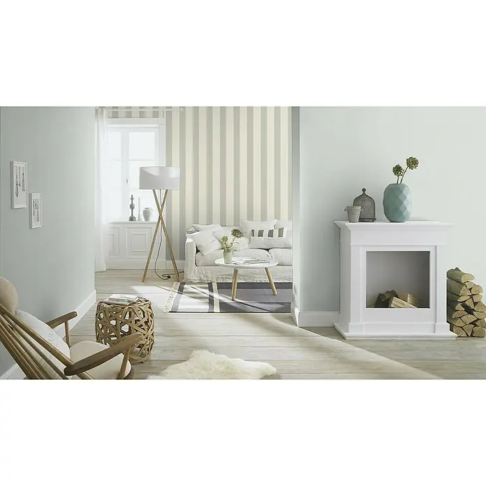 Rasch Salsa Vliestapete Textilstruktur - Mint, Uni, 10,05 x 0,53 m - Ein gemütliches Wohnzimmer mit einem weißen Kamin, einem Sofa und einem Stehlampen. Die hellen Farben und das natürliche Licht schaffen eine einladende Atmosphäre.