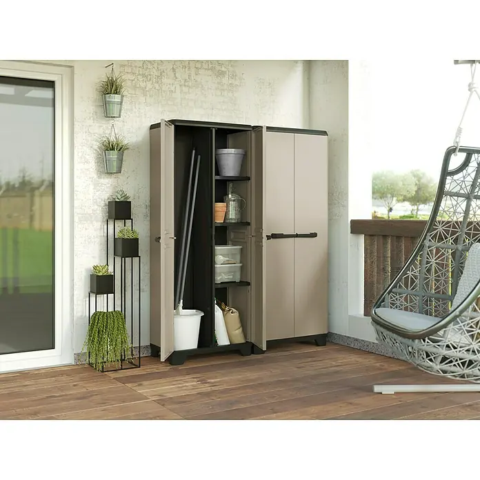 Keter Armario multiusos de plástico  Planet - L x An x Al: 39 x 68 x 173 cm - Un espacioso armario de jardín con una puerta abierta, que ofrece un amplio espacio de almacenamiento y proporciona un complemento práctico para cualquier entorno exterior.