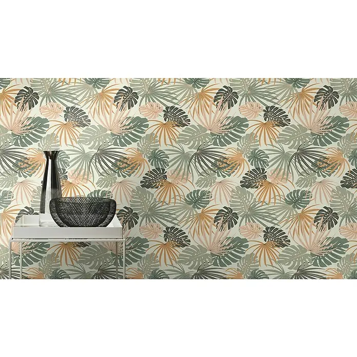 Rasch Salsa Vliestapete Blätter - Weiß-Grün, Floral, 10,05 x 0,53 m - Nahaufnahme einer modernen Kommode mit tropischem Blättermuster, auf der eine schlanke Vase und eine dekorative Schale stehen.