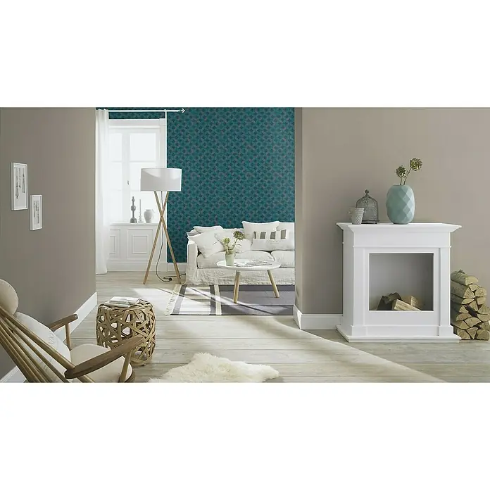 Rasch Salsa Vliestapete - Grau, Uni, 10,05 x 0,53 m - Wohnzimmer mit weißem Sofa, Stehlampe und Kamin. Holzscheite liegen neben dem Kamin, während ein kleiner Tisch mit Dekoration versehen ist.
