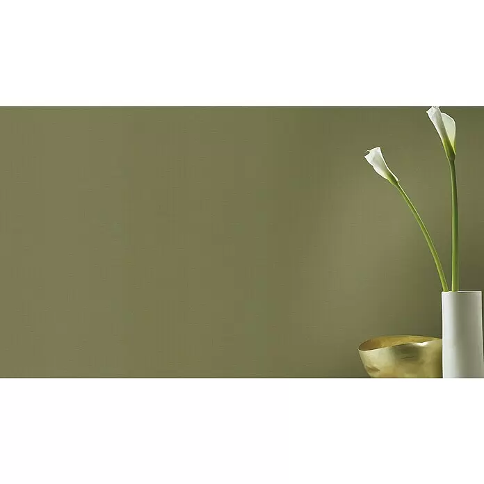 Rasch Salsa Vliestapete - Kaki, Uni, 10,05 x 0,53 m - Strukturierte olivgrüne Tapete mit weißen Calla-Lilien in einer Vase und einer goldenen Schale.