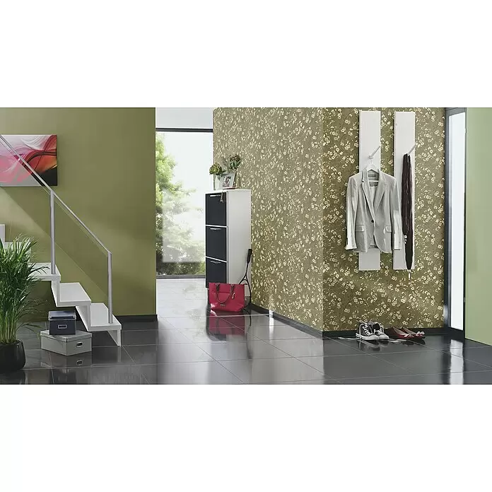 Rasch Salsa Vliestapete - Kaki, Uni, 10,05 x 0,53 m - Grüne Tapete mit zarten weiß-braunen Blumenmustern, die einen modernen Flur mit weißer Garderobe und dunklem Fliesenboden schmückt.