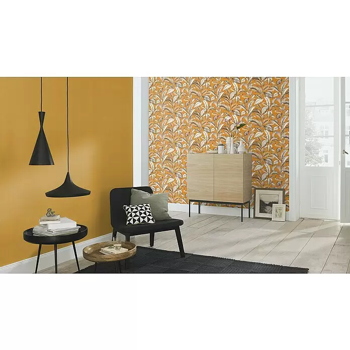Rasch Salsa Vliestapete - Ocker, Uni, 10,05 x 0,53 m - Orange Tapete mit weißem und grauem tropischem Blättermuster. Modernes Wohnzimmer mit gelber Akzentwand und zeitgemäßer Einrichtung.