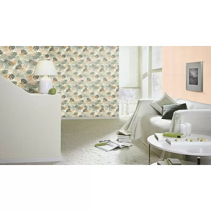 Rasch Salsa Vliestapete Blätter - Weiß-Grün, Floral, 10,05 x 0,53 m - Tropische Blättermuster-Tapete in gedämpften Grün-, Pfirsich- und Grautönen an einer Wohnzimmerwand.