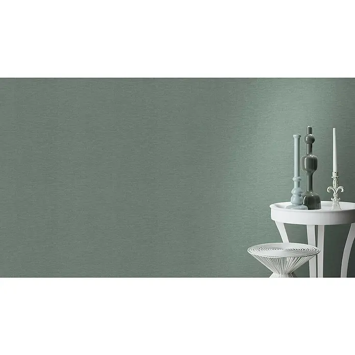 Rasch Salsa Vliestapete TextilstrukturPetrolgrau, Uni, 10,05 x 0,53 m - Elegante Vasen und Kerzenständer auf einem stilvollen Beistelltisch, perfekt für moderne Dekoration.
