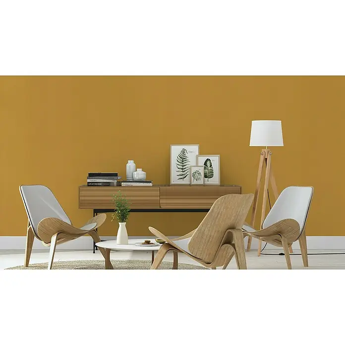 Rasch Salsa Vliestapete - Ocker, Uni, 10,05 x 0,53 m - Ein stilvolles Wohnzimmer mit zwei modernen Holzstühlen mit weißen Sitzen, einem Lowboard und einer Stehlampe für eine gemütliche Atmosphäre.