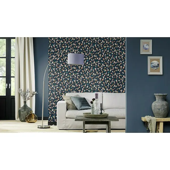 Rasch Salsa Vliestapete - Dunkelblau, Uni, 10,05 x 0,53 m - Ein stilvolles Wohnzimmer mit einem weißen Sofa, einer Stehlampe und einer dekorativen Wand mit floralem Muster schafft eine gemütliche Atmosphäre.