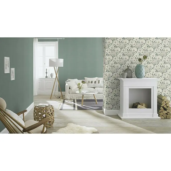 Rasch Salsa Vliestapete Textilstruktur - Petrolgrau, Uni, 10,05 x 0,53 m - Elegantes Wohnzimmer mit mintgrüner Wand, gemusterter Tapete, weißem Sofa und Kamin für eine stilvolle und gemütliche Atmosphäre.