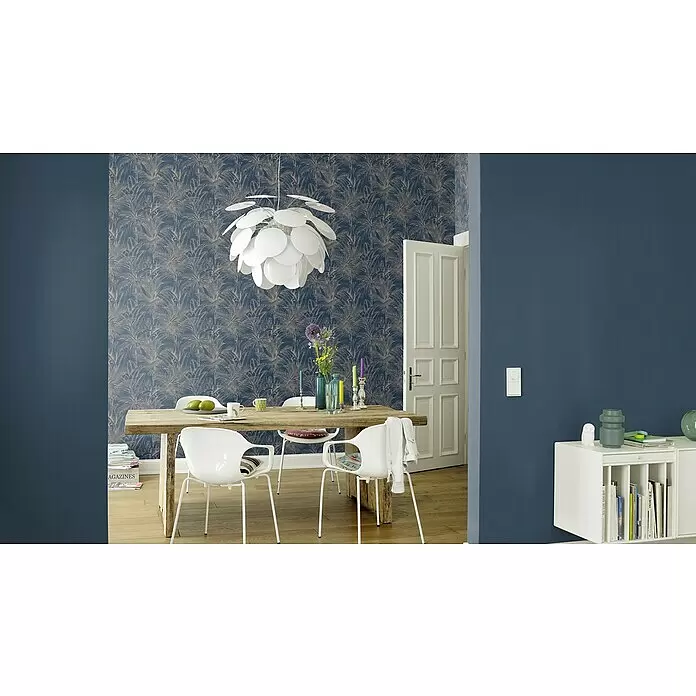 Rasch Salsa Vliestapete - Dunkelblau, Uni, 10,05 x 0,53 m - Blaue Tapete mit goldenem Palmenblattmuster in einem Esszimmer.