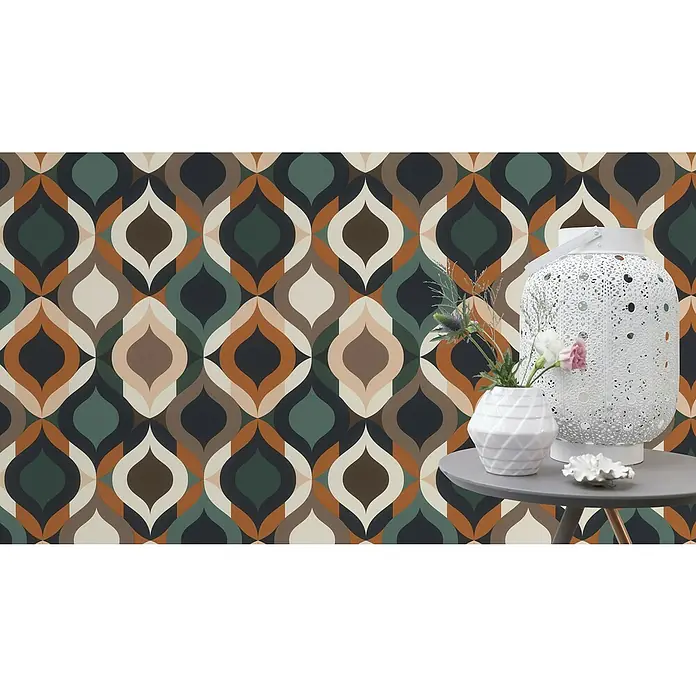 Rasch Salsa Vliestapete Retro - Grün-Braun, Grafisch, 10,05 x 0,53 m - Einrichten mit Stil: Dekorative Tapete mit Retro-Muster und stilvollen Accessoires wie Vase und Laterne für ein gemütliches Ambiente.