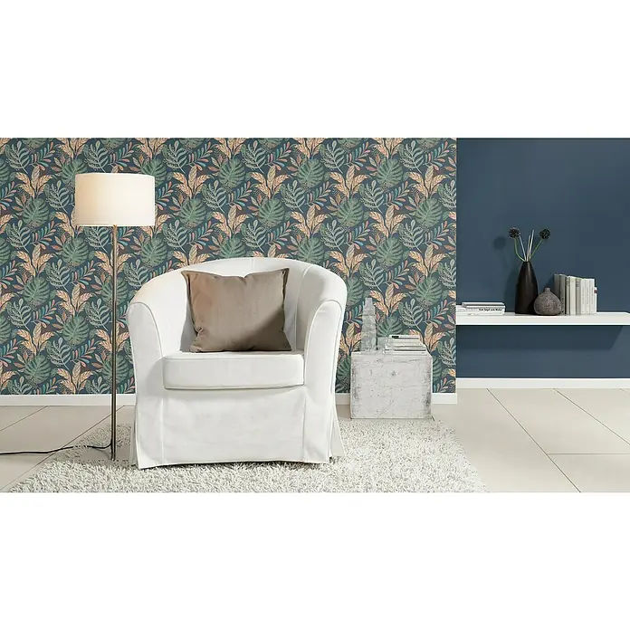 Rasch Salsa Vliestapete Blätter II - Nachtblau, Floral, 10,05 x 0,53 m - Elegantes Wohnzimmer mit einem bequemen weißen Sessel, einer Stehlampe und einer stilvollen Wanddekoration.