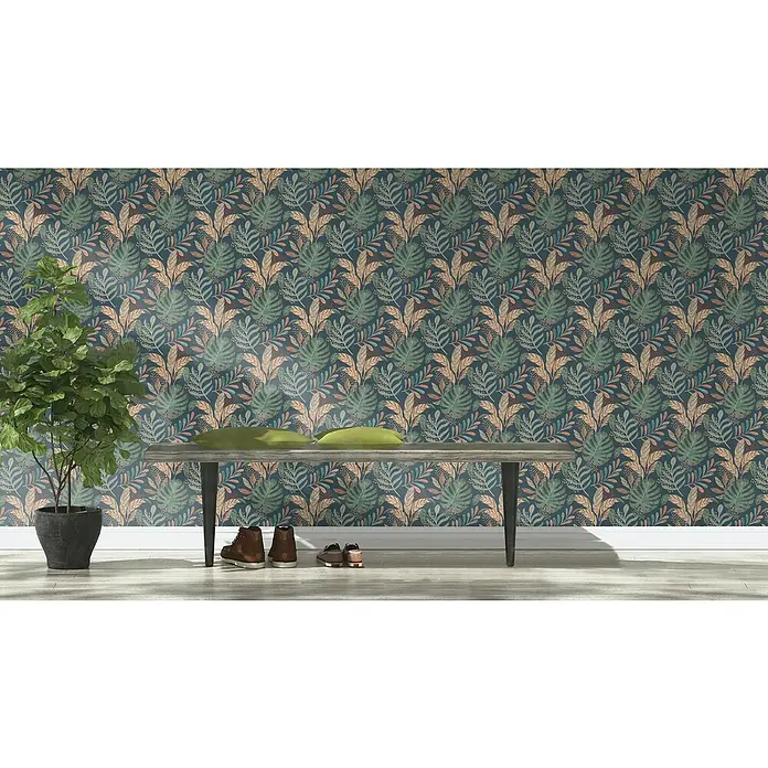 Rasch Salsa Vliestapete Blätter II - Nachtblau, Floral, 10,05 x 0,53 m - Detailansicht einer gemusterten Tapete mit botanischem Design in einem Raum mit Sitzbank, Pflanze und Schuhen.