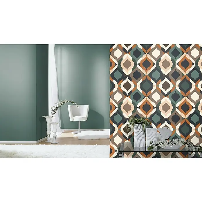 Rasch Salsa Vliestapete Retro - Grün-Braun, Grafisch, 10,05 x 0,53 m - Elegantes Interieur mit einer stilvollen weißen Vase und einem dekorativen, farbenfrohen Wandpaneel, das dem Raum einen modernen Touch verleiht.