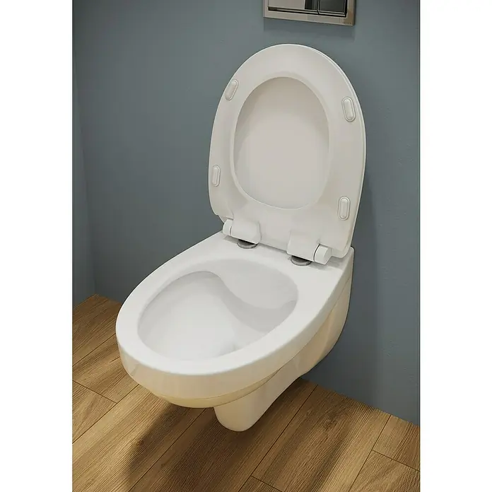 Cersanit Cersania Wand-WC-Set - Spülrandlos, Ohne Spezialglasur, Spülform: Tief, WC Abgang: Waagerecht, Weiß - Nahaufnahme einer weißen Wandtoilette mit geöffnetem Deckel, montiert in einem modernen Badezimmer mit Holzboden und blauer Wand.