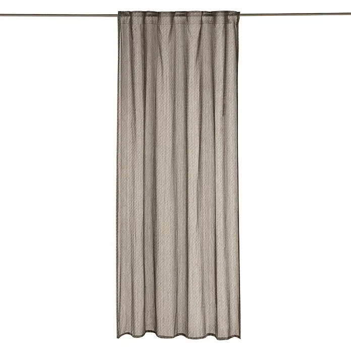 Elbersdrucke Schlaufenbandschal Uni Sono - 140 x 255 cm, 100 % Polyester, Braun - Ein beigefarbener Vorhang aus leichtem Stoff hängt an einer Stange, ideal als dekoratives Element und sanfter Sichtschutz.