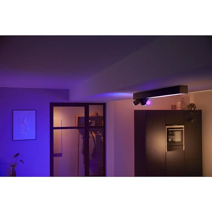 Philips Hue LED-Deckenstrahler Centris36 W, L x B x H: 78,2 x 8,5 x 12,8 cm, Schwarz, Mehrfarbig - Schwarze Philips Hue Deckenleuchte mit drei Spots und einem LED-Streifen in einem modernen Raum mit violetter Beleuchtung.