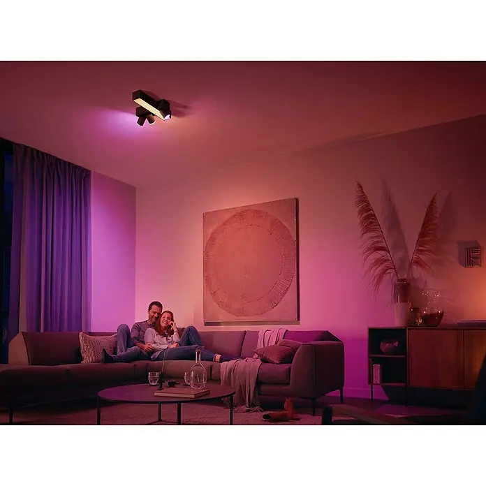 Philips Hue LED-Deckenstrahler Centris25 W, L x B x H: 40,8 x 33,7 x 12,8 cm, Schwarz, Mehrfarbig - Wohnzimmer mit intelligenter Beleuchtung von Philips Hue, die eine warme und einladende Atmosphäre schafft.