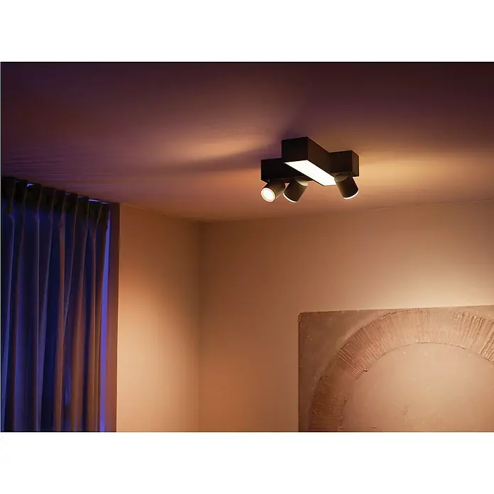 Philips Hue LED-Deckenstrahler Centris25 W, L x B x H: 40,8 x 33,7 x 12,8 cm, Schwarz, Mehrfarbig - Moderne Deckenleuchte mit Strahlern und linearem LED-Element, die warmes Licht in einem Raum mit Vorhängen und Kunstwerk verbreitet.